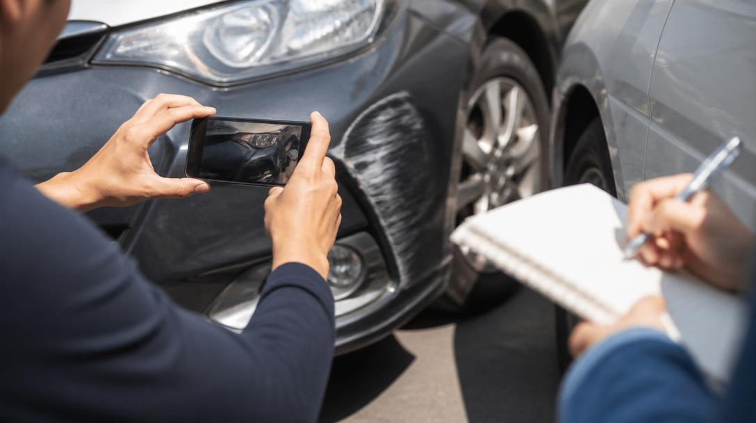 Jak správně postupovat při autonehodě: Návod, jak zdokumentovat škodu pro pojišťovnu