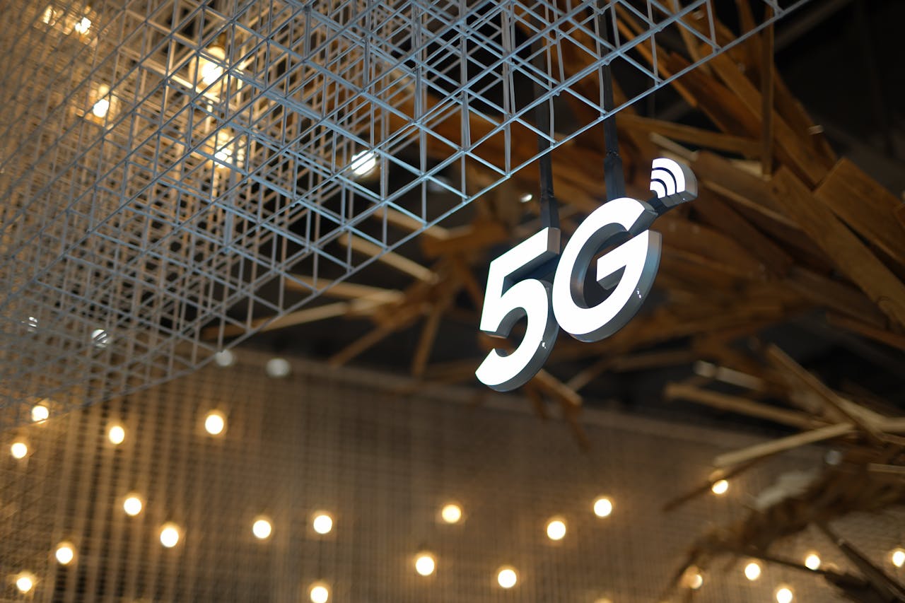 Zpožděné 5G a pomalý internet: Proč v Česku stále nemáme rychlost jako v zahraničí a jak to ovlivňuje náš mediální zážitek